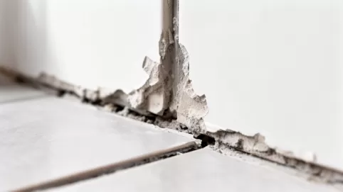 Wykończenie płytek przy ścianie